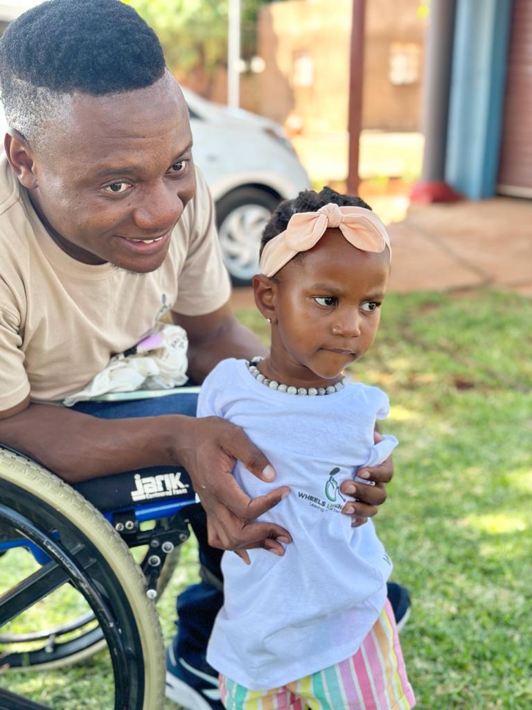 A photo of Ronewa Mudzanani and a small little girl.